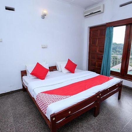 Oyo 436 Sandakelum Tourist Guest House Kandy Esterno foto
