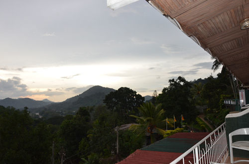 Oyo 436 Sandakelum Tourist Guest House Kandy Esterno foto