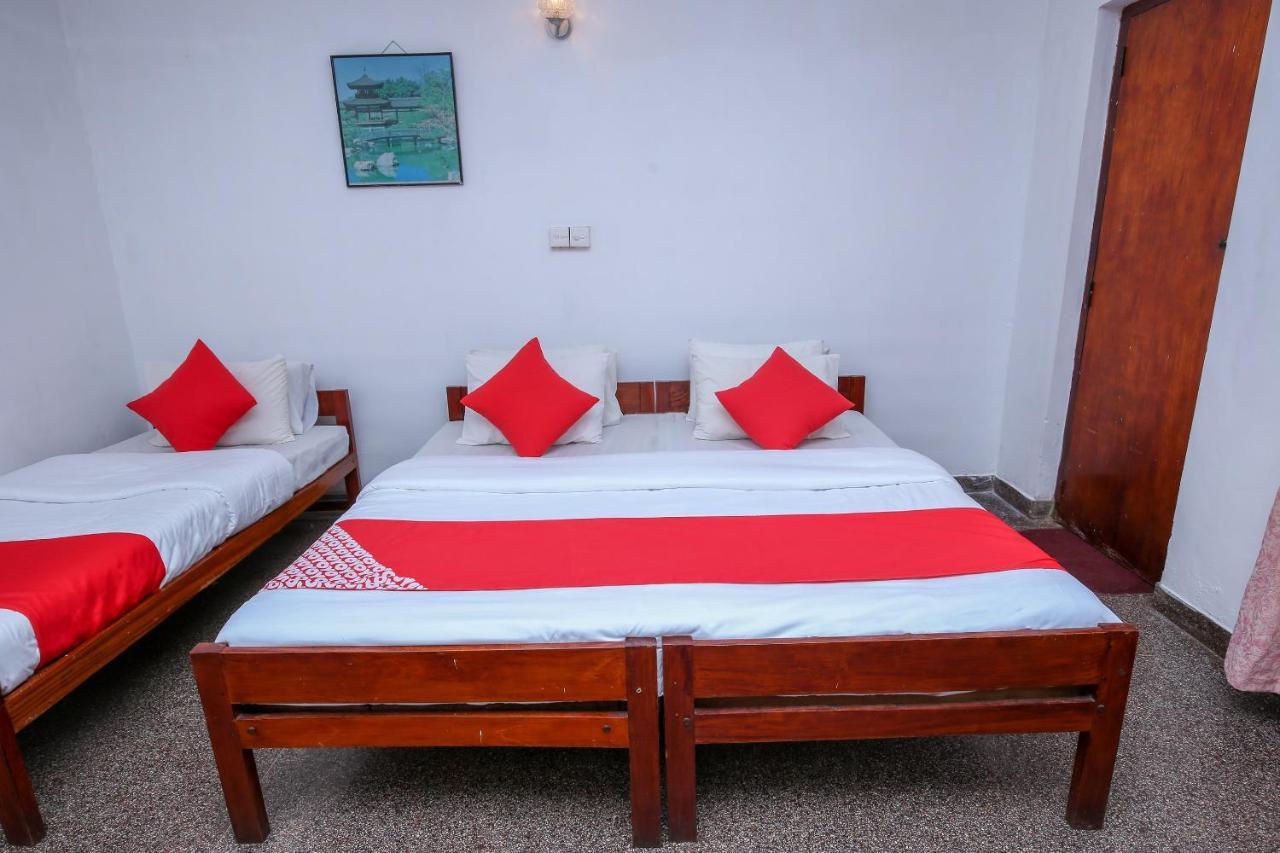 Oyo 436 Sandakelum Tourist Guest House Kandy Esterno foto
